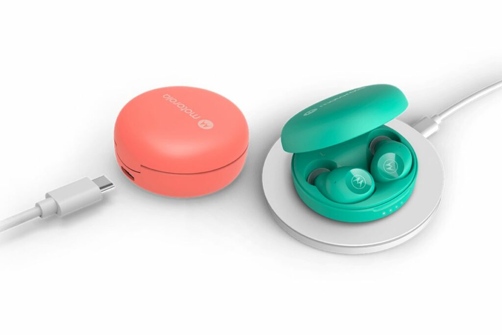 Motorola Moto Buds 250: carregamento de bateria.